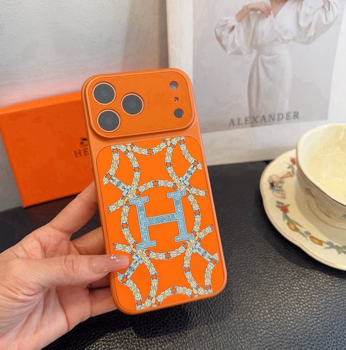 HERMES ロゴ ファブリック風 iPhone 18シリーズ対応 iPhoneケース スマホケース レディース オレンジ