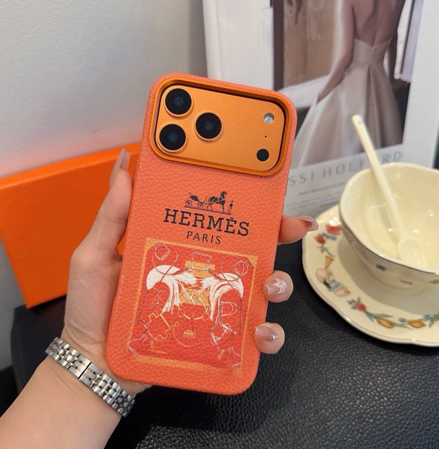 HERMES 愛馬仕 iPhone 18シリーズ対応 iPhoneケース スマホケース ロゴ入り レディース オレンジ