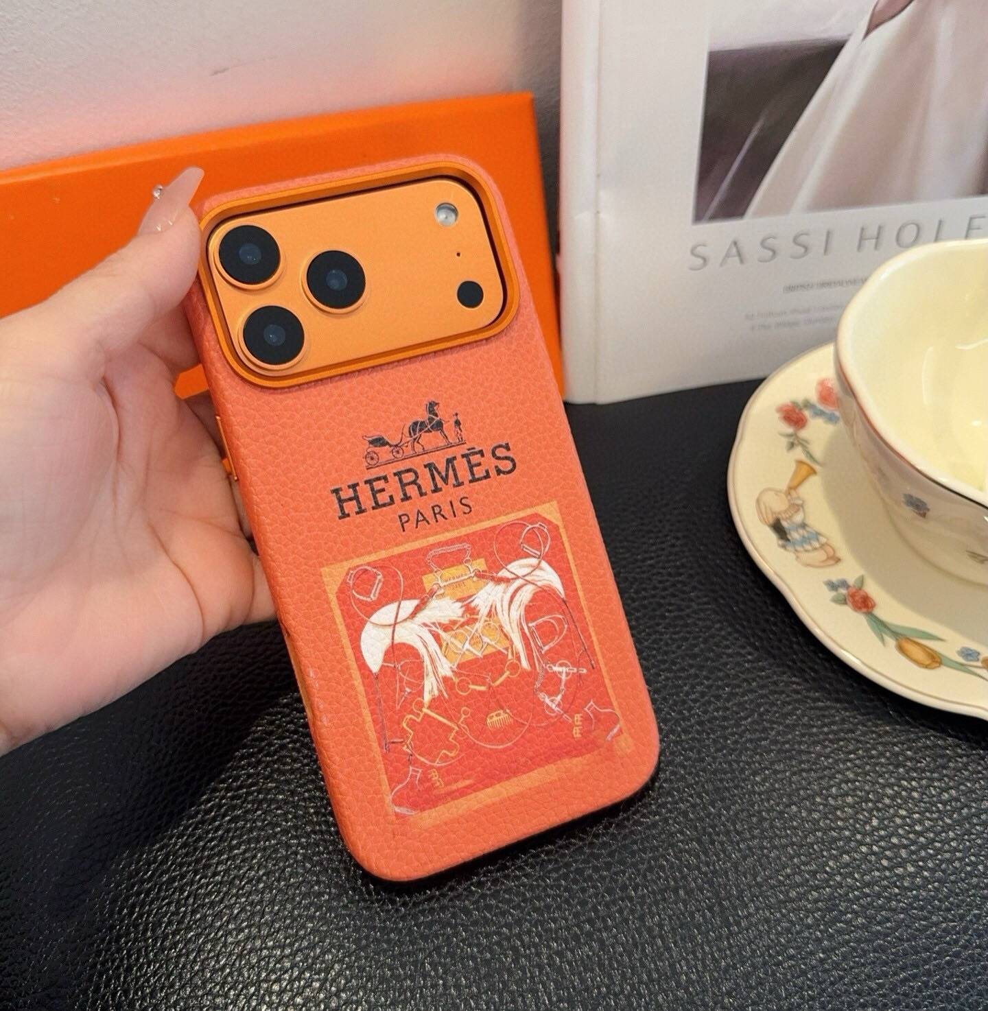 HERMES 愛馬仕 iPhone 18シリーズ対応 iPhoneケース スマホケース ロゴ入り レディース オレンジ - 画像 2