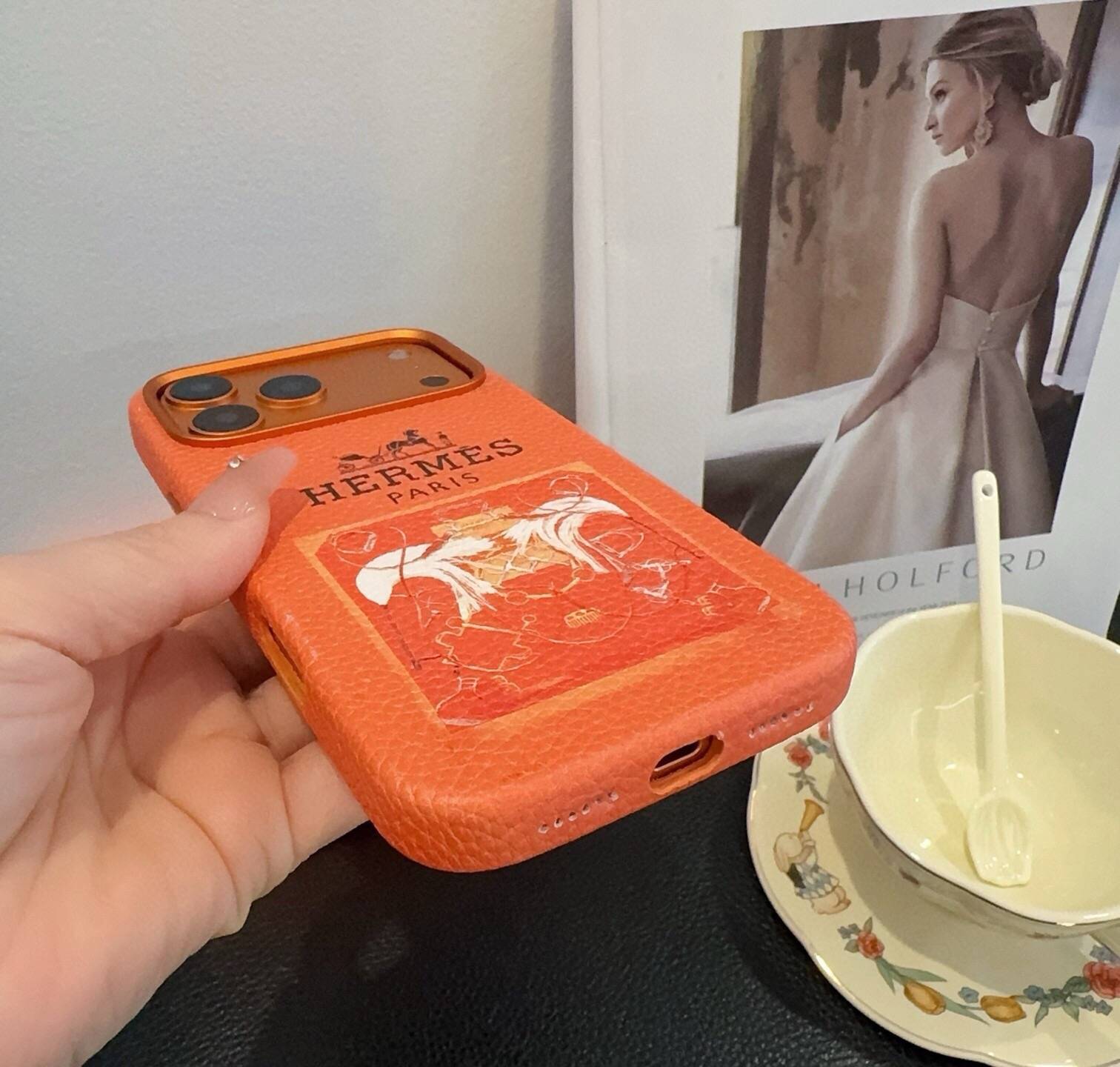 HERMES 愛馬仕 iPhone 18シリーズ対応 iPhoneケース スマホケース ロゴ入り レディース オレンジ - 画像 3