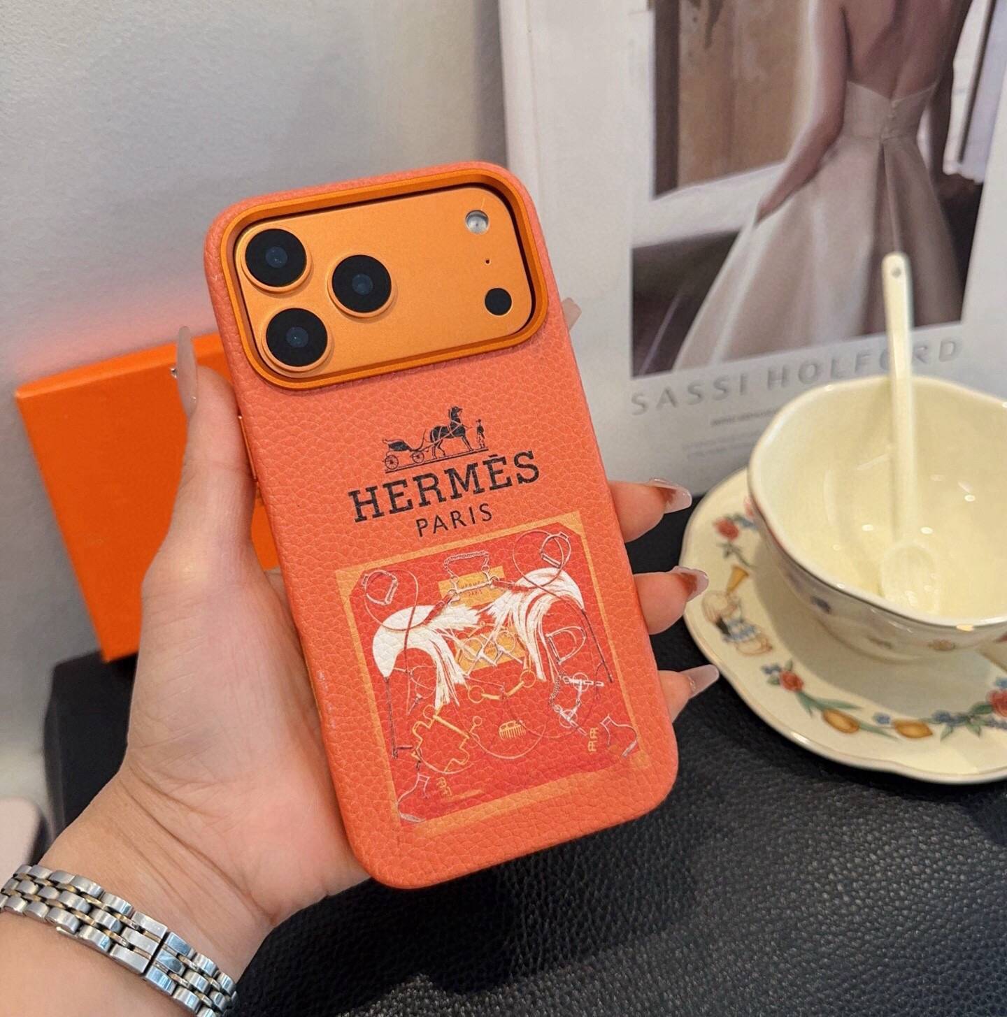 HERMES 愛馬仕 iPhone 18シリーズ対応 iPhoneケース スマホケース ロゴ入り レディース オレンジ - 画像 4