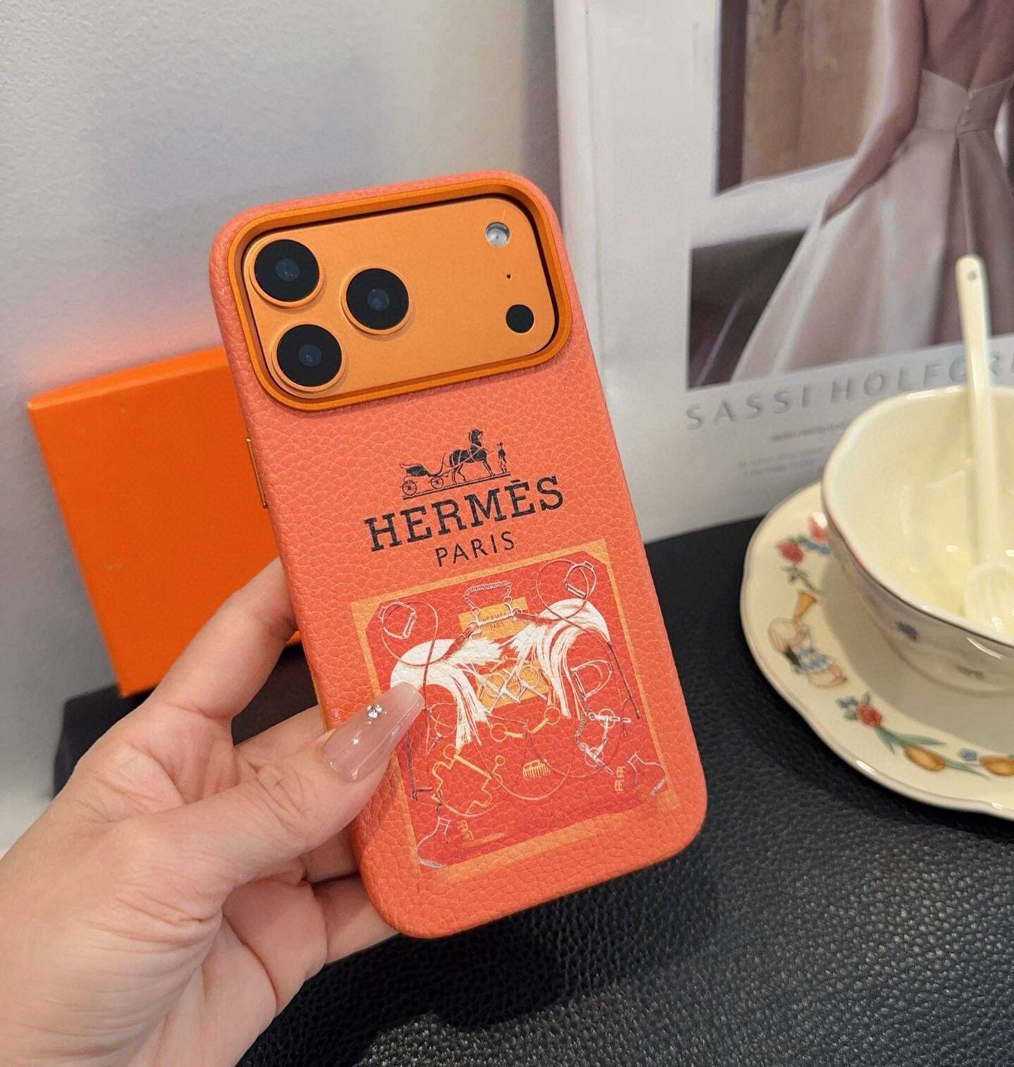 HERMES 愛馬仕 iPhone 18シリーズ対応 iPhoneケース スマホケース ロゴ入り レディース オレンジ - 画像 5