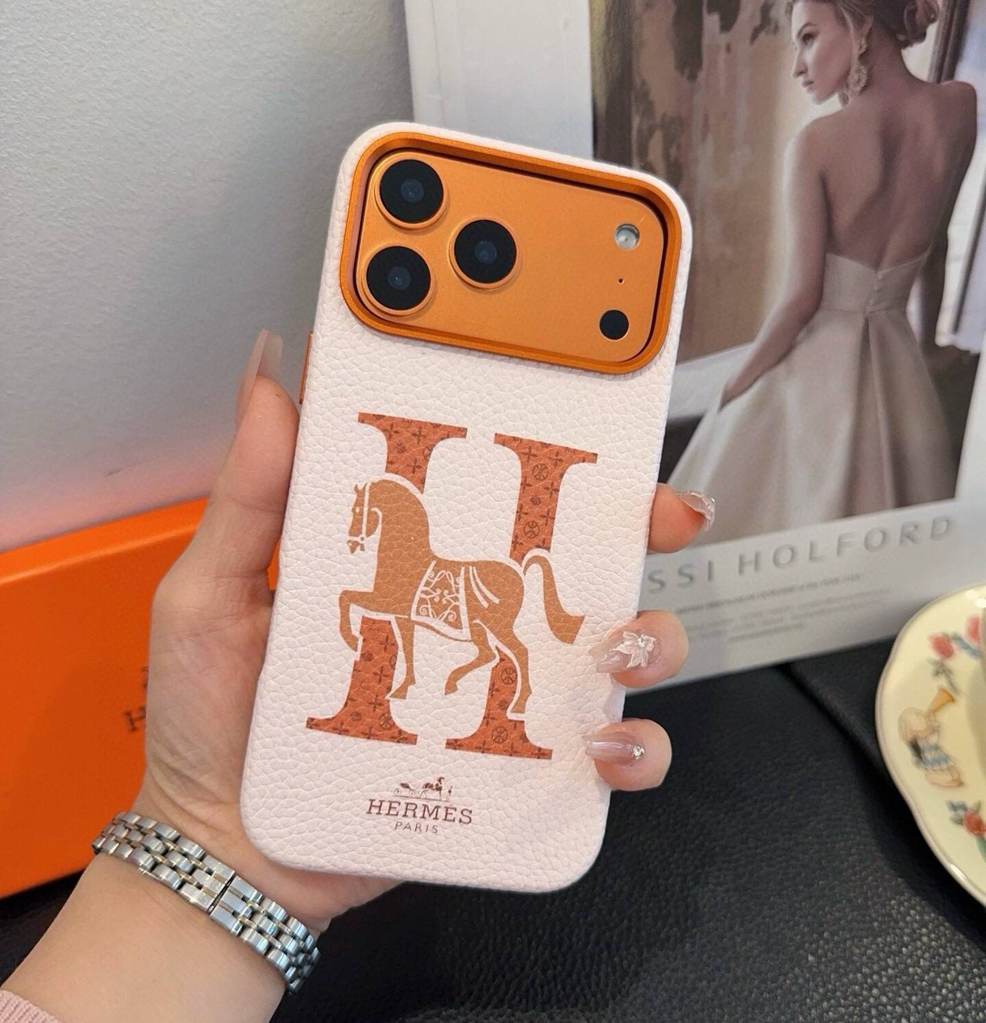 HERMES 愛馬仕 iPhone 18シリーズ対応 iPhoneケース スマホケース ロゴ入り レディース ホワイト