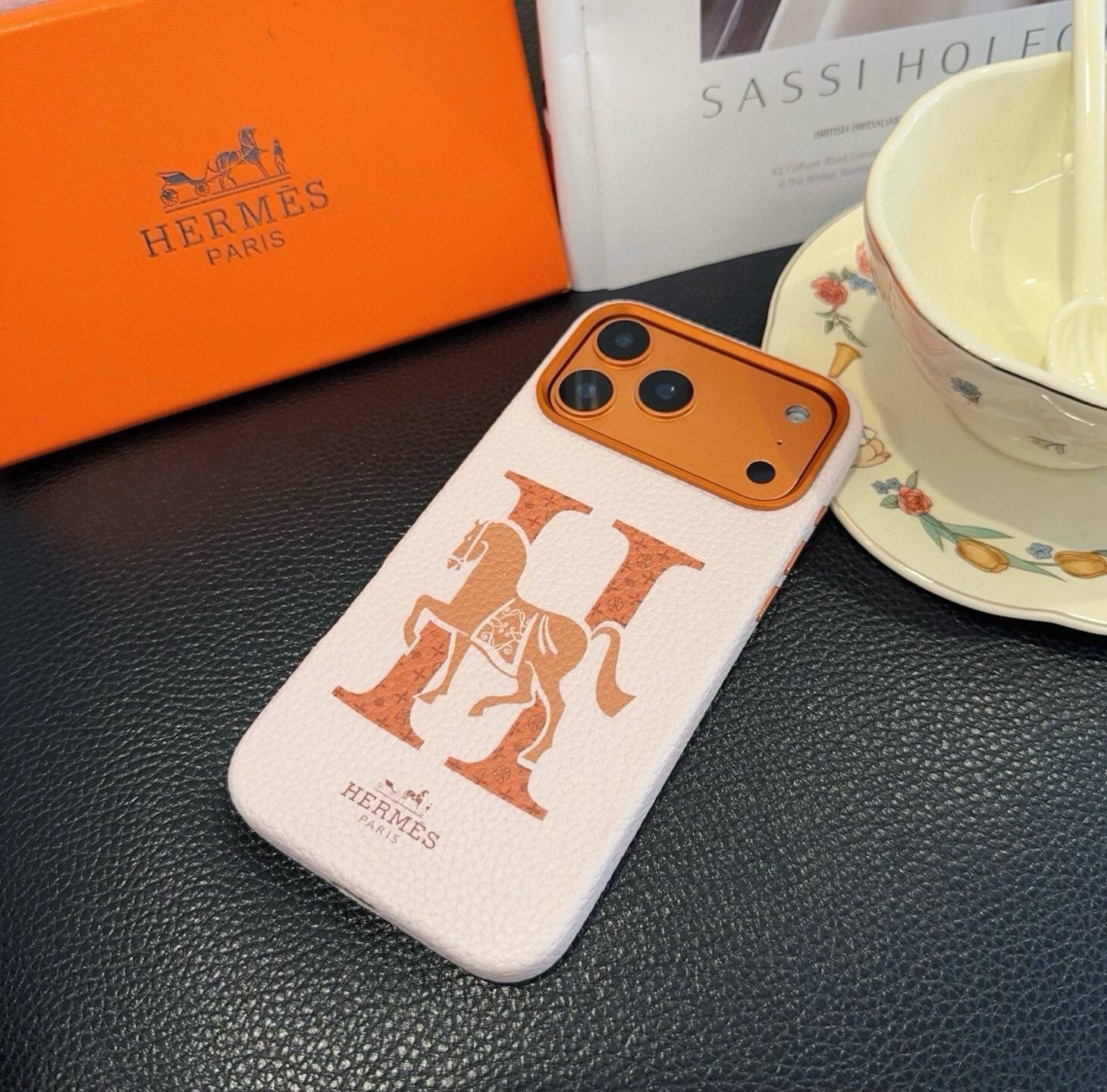 HERMES 愛馬仕 iPhone 18シリーズ対応 iPhoneケース スマホケース ロゴ入り レディース ホワイト - 画像 3