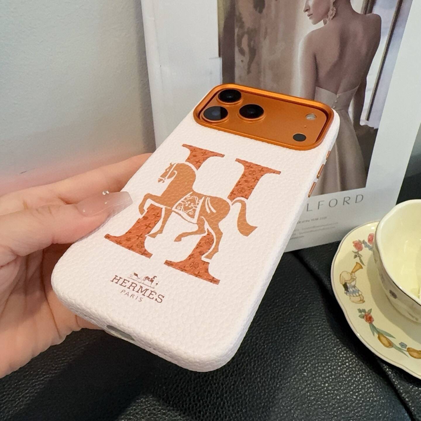 HERMES 愛馬仕 iPhone 18シリーズ対応 iPhoneケース スマホケース ロゴ入り レディース ホワイト - 画像 5
