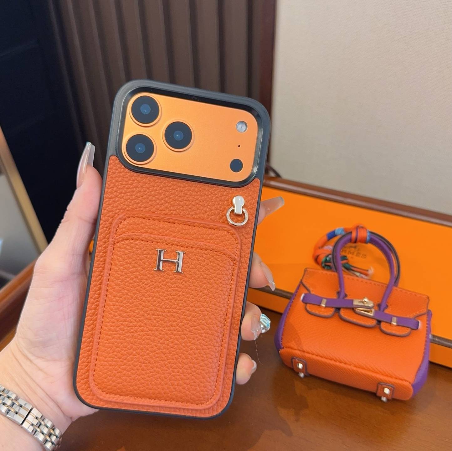 979 アイフォンケース スマホケース iPhone 18シリーズ対応 レディース ロゴ入り カード収納付き - 画像 4
