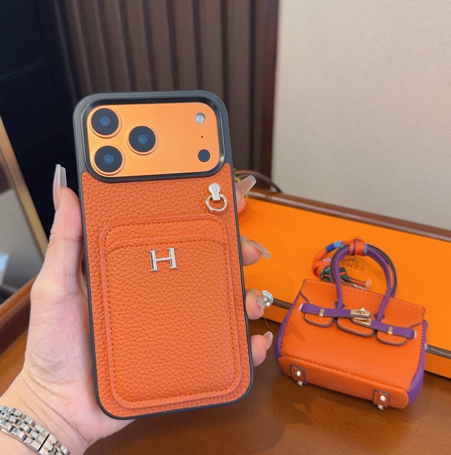 979 アイフォンケース スマホケース iPhone 18シリーズ対応 レディース ロゴ入り カード収納付き - 画像 6