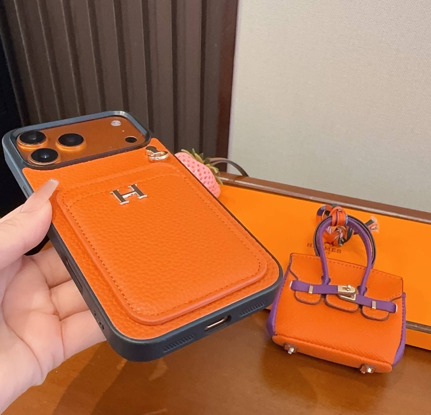 979 アイフォンケース スマホケース iPhone 18シリーズ対応 レディース ロゴ入り カード収納付き - 画像 7
