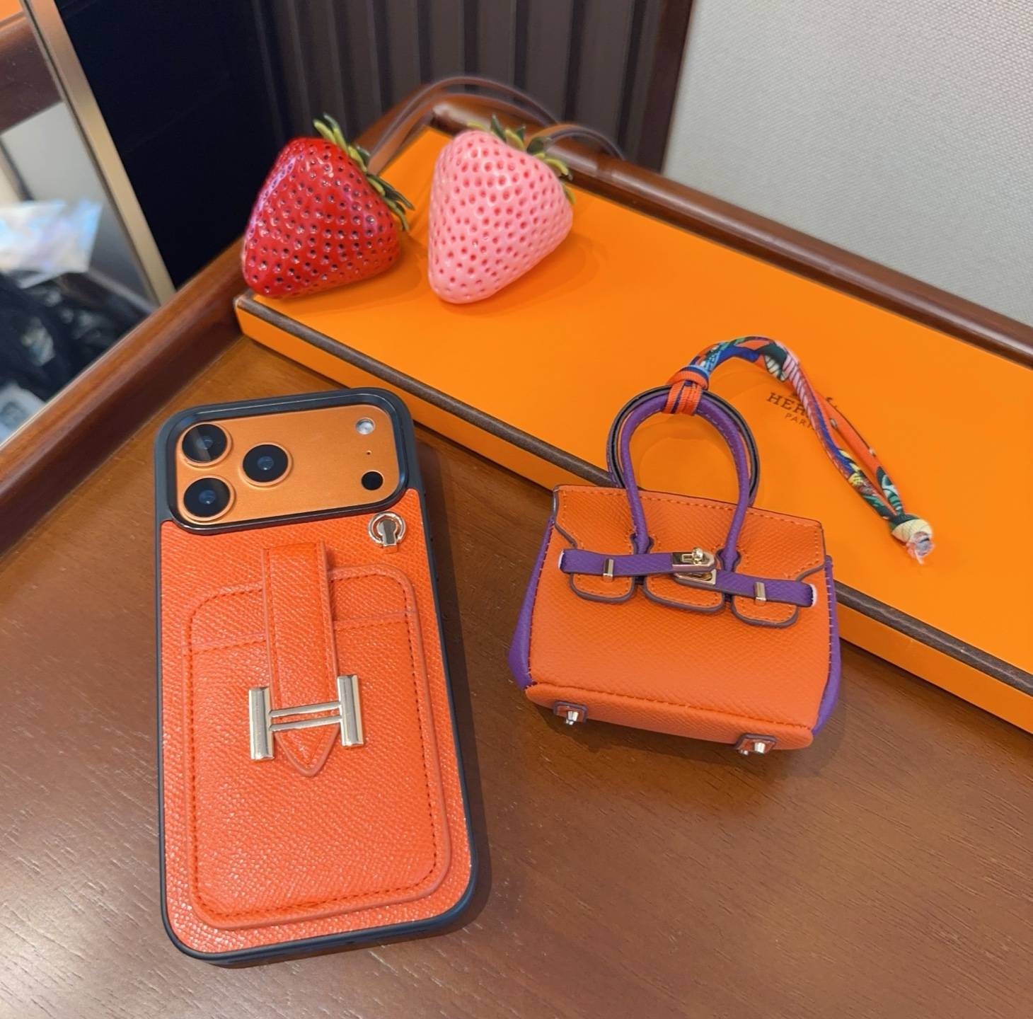 Herms バーゲン iPhone 18シリーズ対応 iPhoneケース スマホケース レディース ロゴ入り オレンジ - 画像 5
