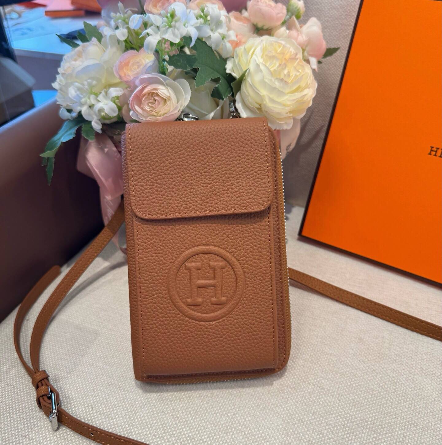 HERMES 愛馬仕 iPhoneケース スマホケース iPhone 18シリーズ対応 レディース ショルダー付き カード収納 ロゴ入り