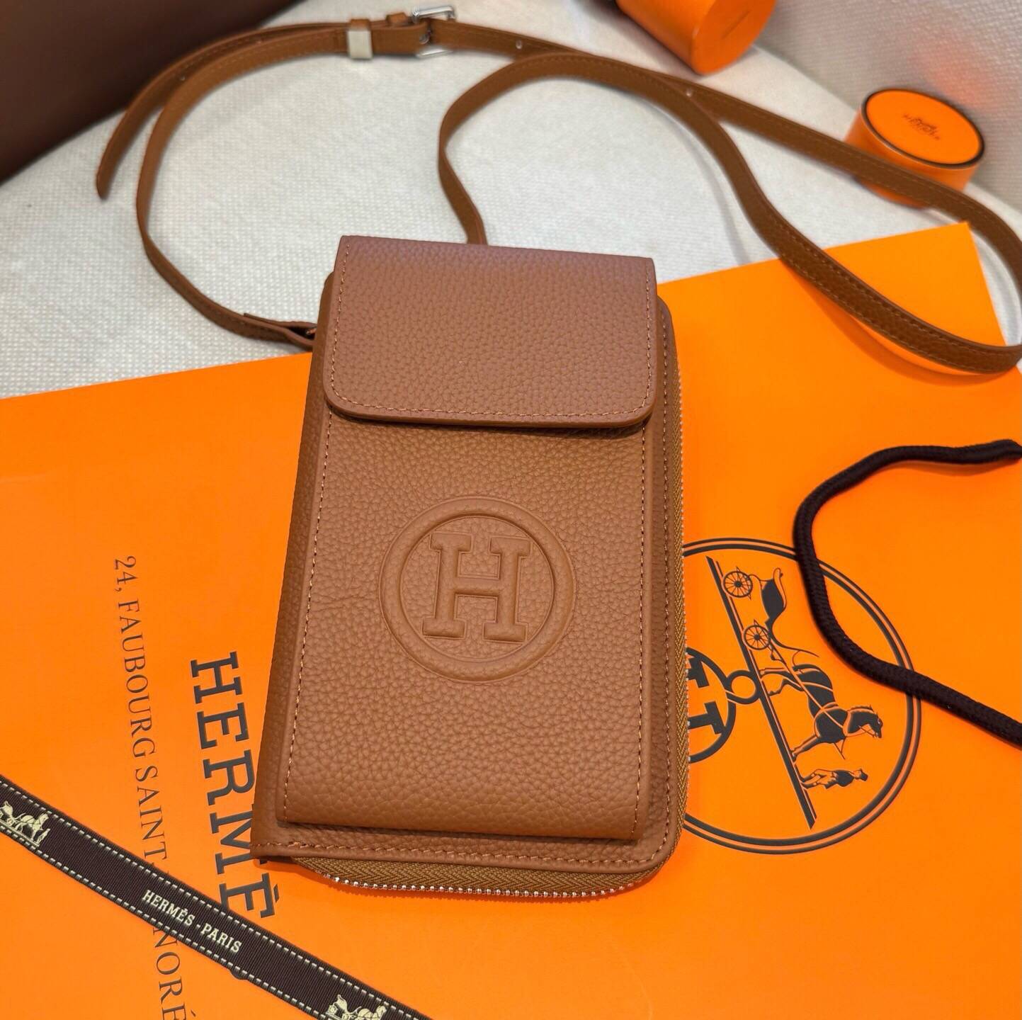 HERMES 愛馬仕 iPhoneケース スマホケース iPhone 18シリーズ対応 レディース ショルダー付き カード収納 ロゴ入り - 画像 5
