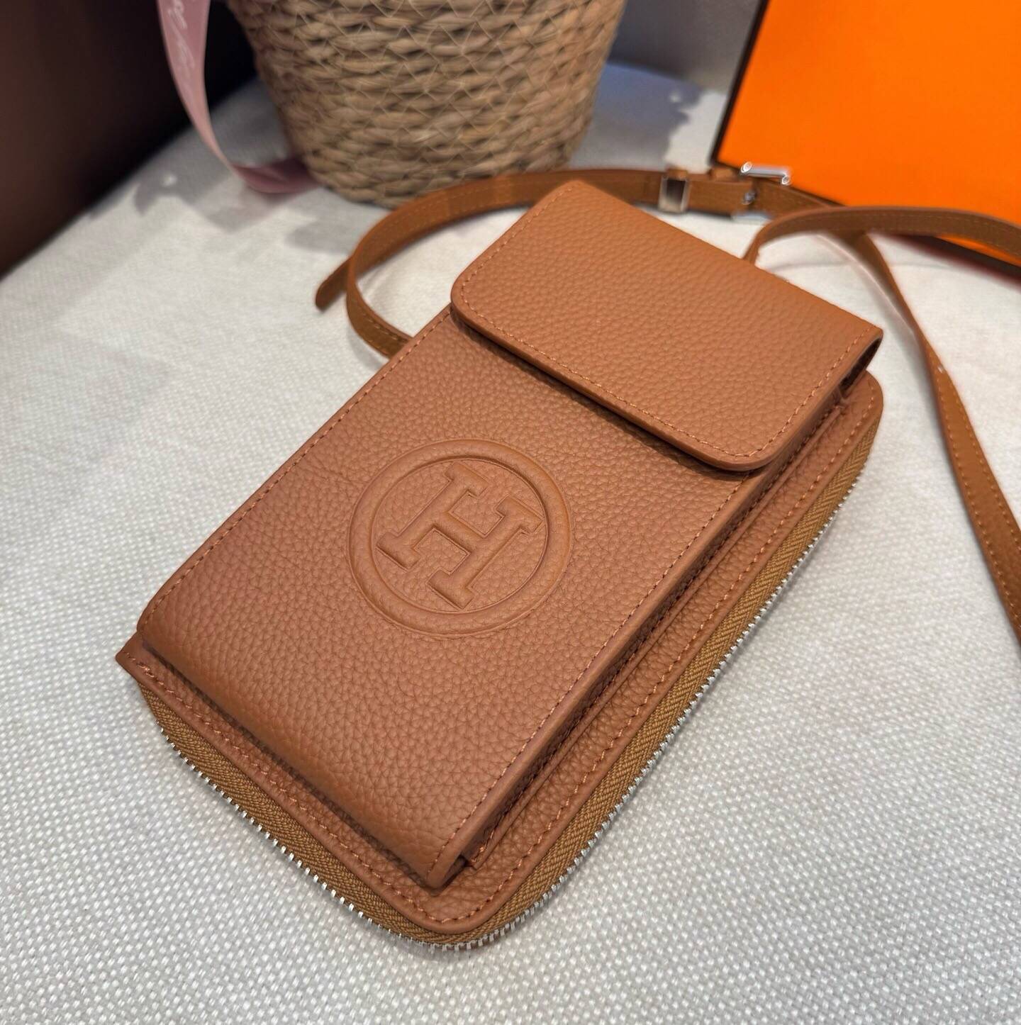 HERMES 愛馬仕 iPhoneケース スマホケース iPhone 18シリーズ対応 レディース ショルダー付き カード収納 ロゴ入り - 画像 6