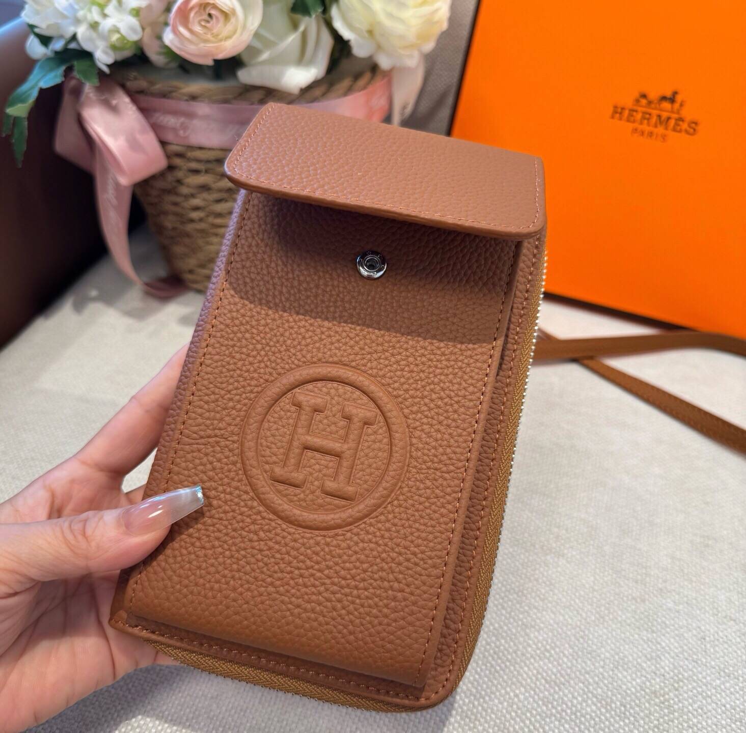 HERMES 愛馬仕 iPhoneケース スマホケース iPhone 18シリーズ対応 レディース ショルダー付き カード収納 ロゴ入り - 画像 7