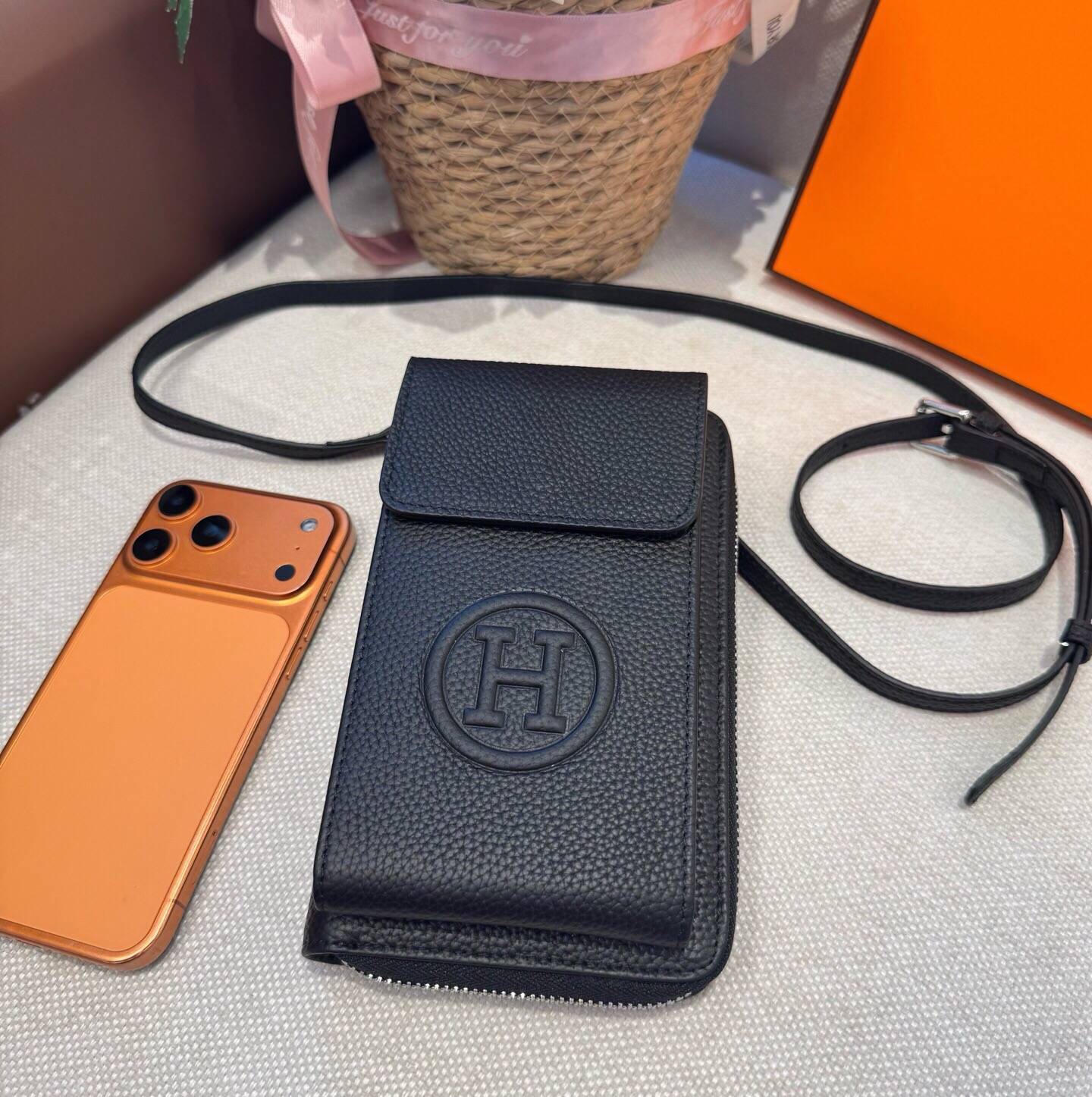 P100 ロゴ iPhoneケース スマホケース iPhone 18シリーズ対応 レディース カード収納 ショルダー付き ブラック - 画像 9