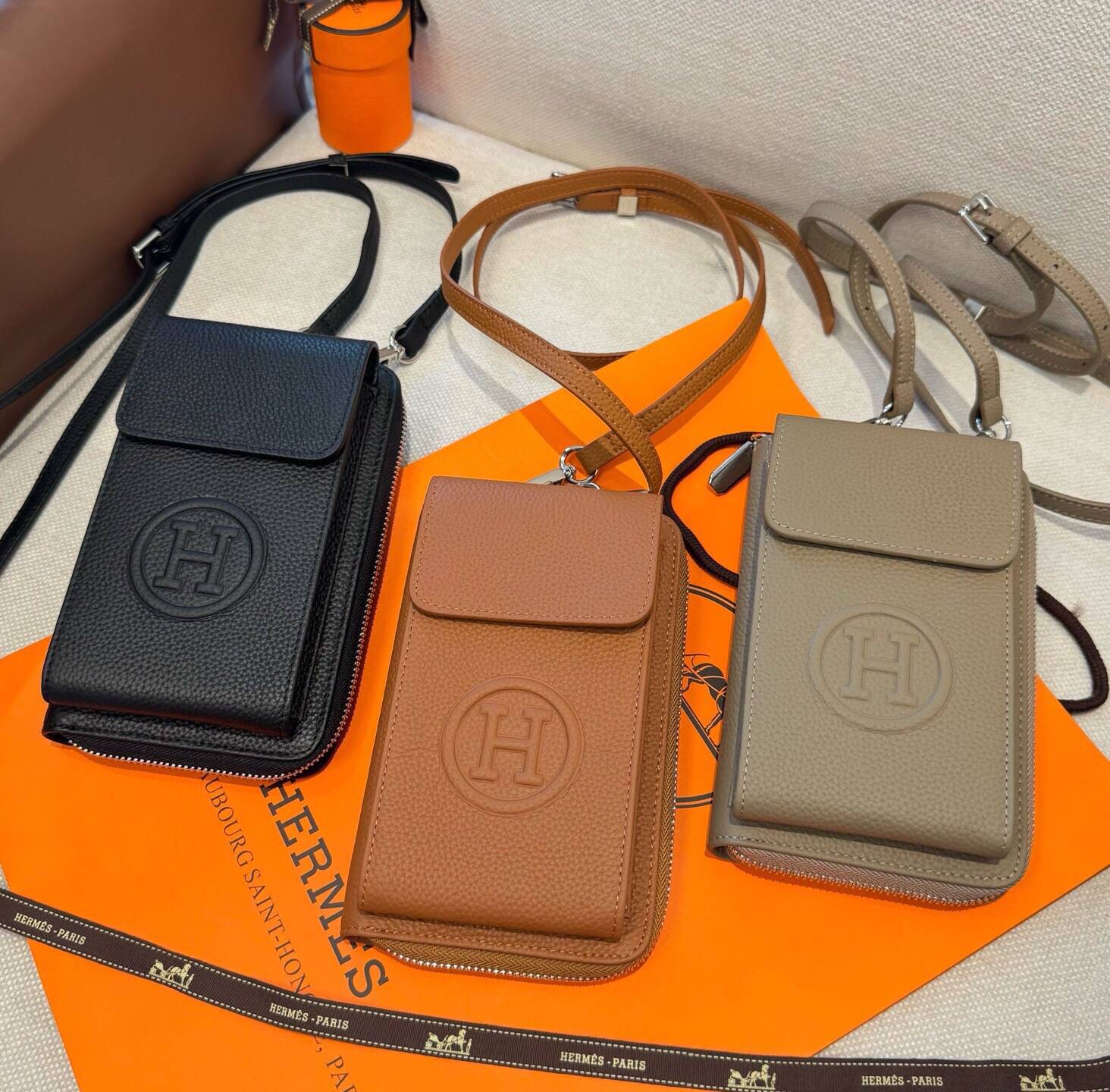 Hermes ヘルメス iPhone 18シリーズ対応 iPhoneケース スマホケース レディース カード収納 ショルダー付き
