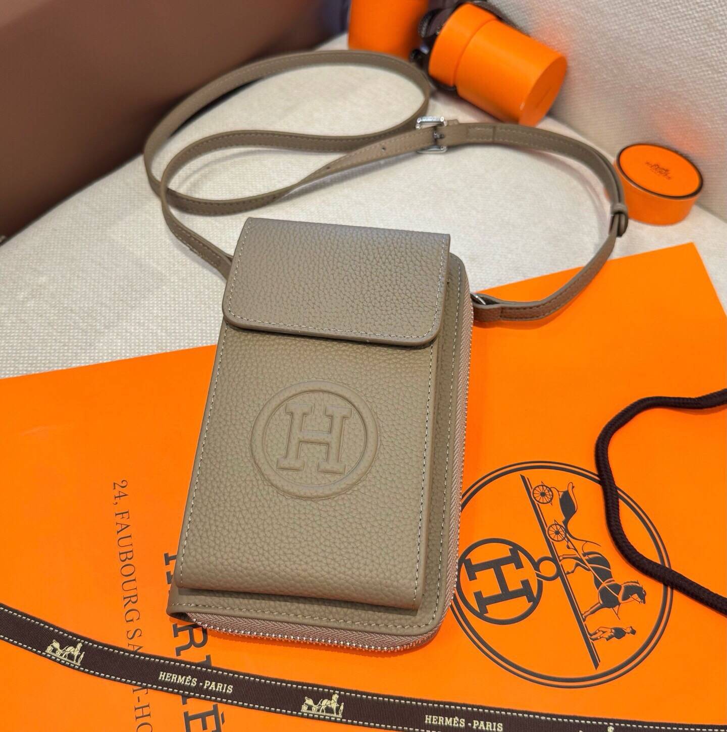 Hermes ヘルメス iPhone 18シリーズ対応 iPhoneケース スマホケース レディース カード収納 ショルダー付き - 画像 2