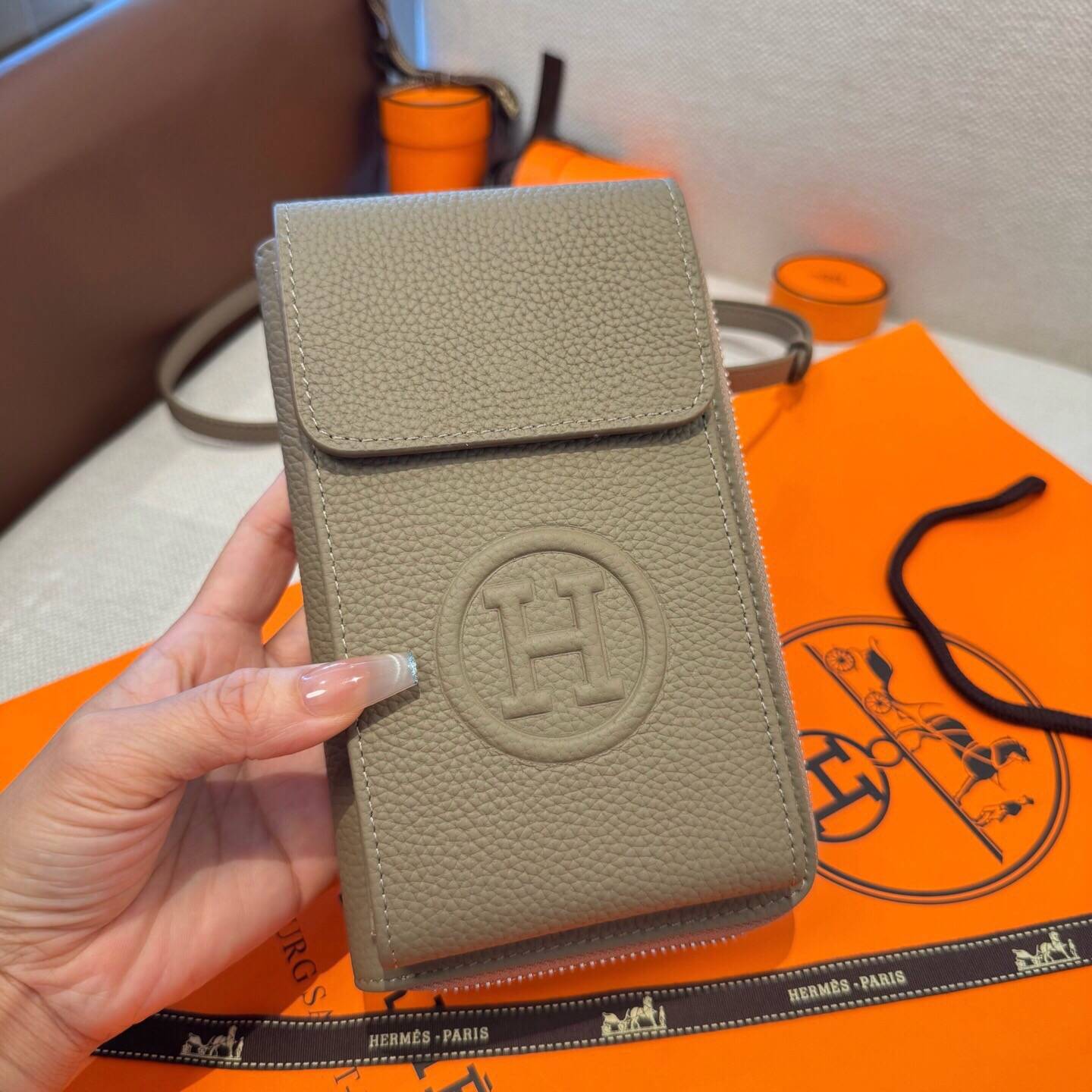 Hermes ヘルメス iPhone 18シリーズ対応 iPhoneケース スマホケース レディース カード収納 ショルダー付き - 画像 4