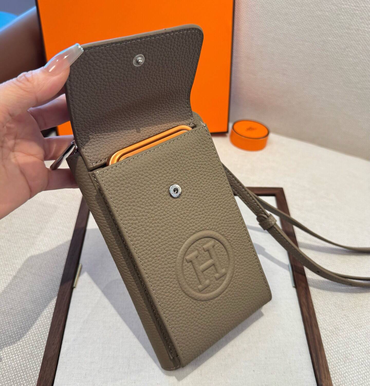 Hermes ヘルメス iPhone 18シリーズ対応 iPhoneケース スマホケース レディース カード収納 ショルダー付き - 画像 7