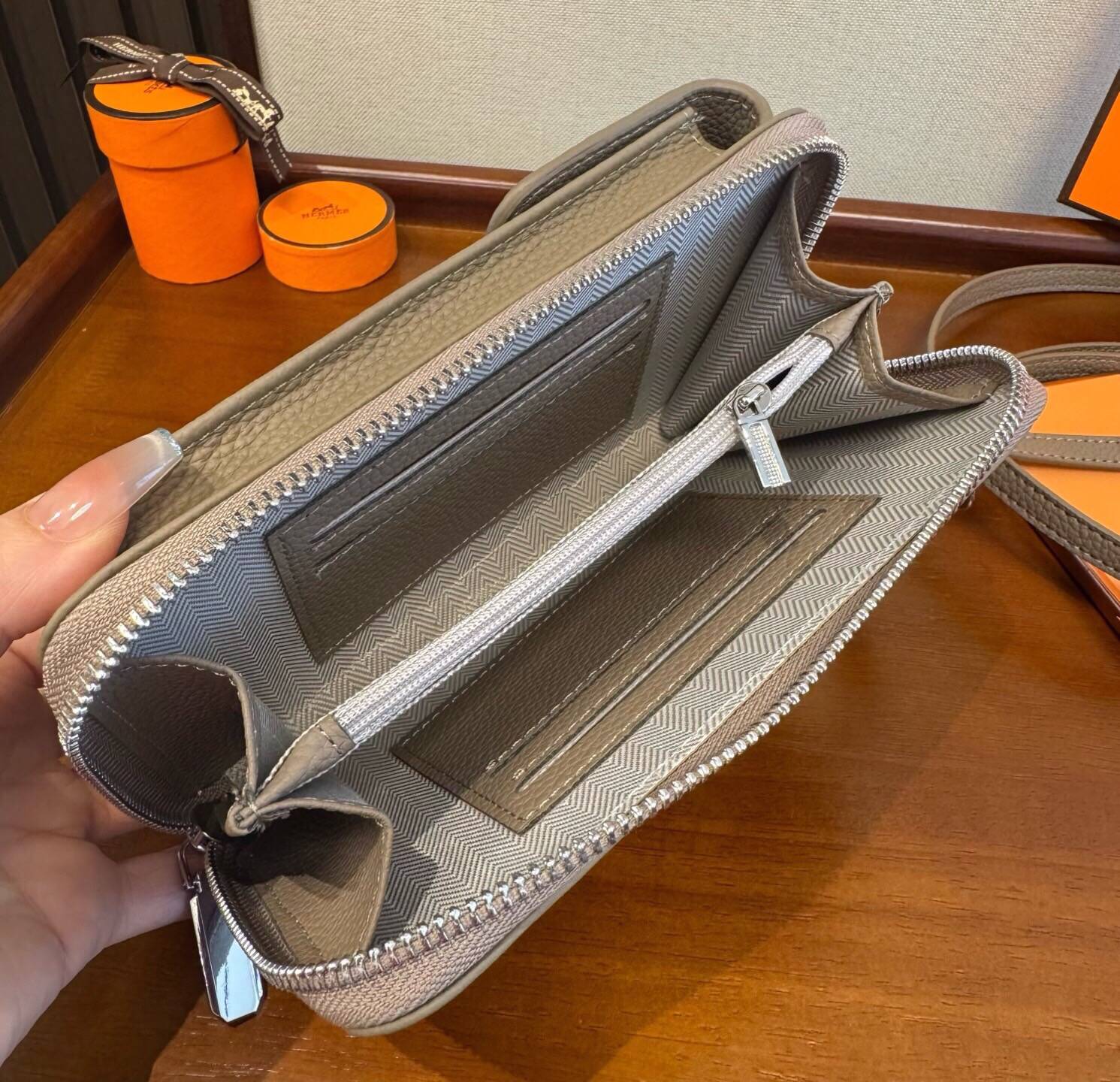 Hermes ヘルメス iPhone 18シリーズ対応 iPhoneケース スマホケース レディース カード収納 ショルダー付き - 画像 9