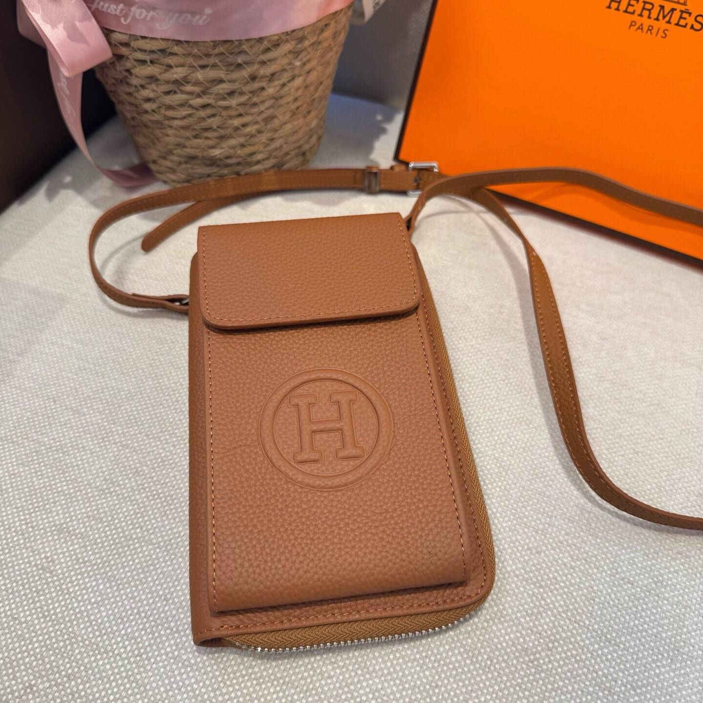 HERMES 愛馬仕 iPhoneケース スマホケース iPhone 18シリーズ対応 レディース カード収納 ショルダー付き ブラウン - 画像 3