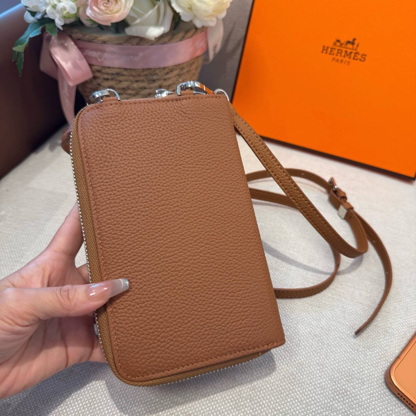 HERMES 愛馬仕 iPhoneケース スマホケース iPhone 18シリーズ対応 レディース カード収納 ショルダー付き ブラウン - 画像 4