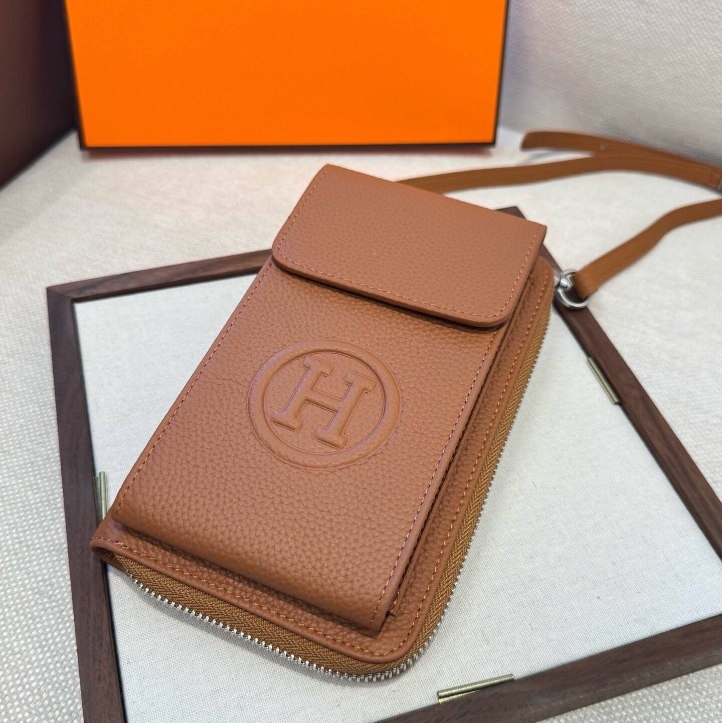 HERMES 愛馬仕 iPhoneケース スマホケース iPhone 18シリーズ対応 レディース カード収納 ショルダー付き ブラウン - 画像 8