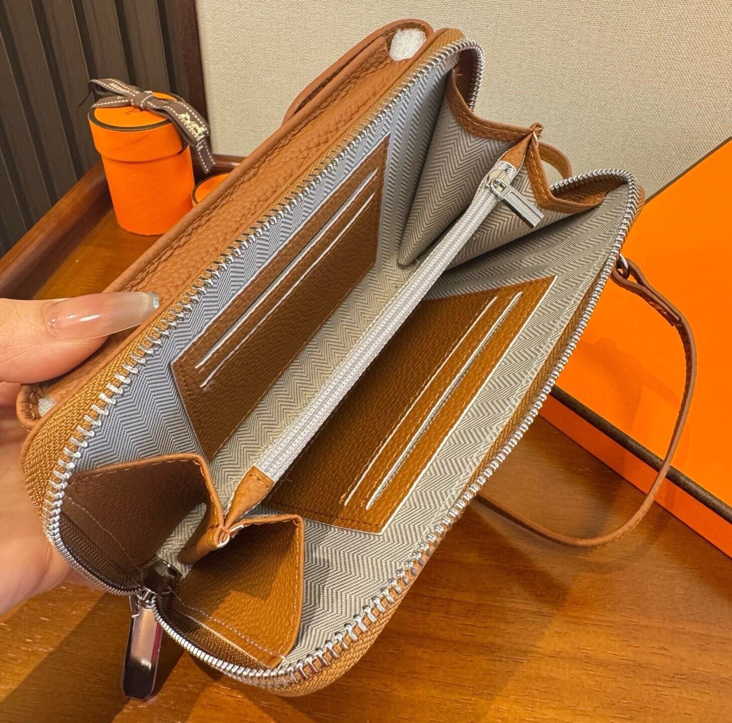 HERMES 愛馬仕 iPhoneケース スマホケース iPhone 18シリーズ対応 レディース カード収納 ショルダー付き ブラウン - 画像 9