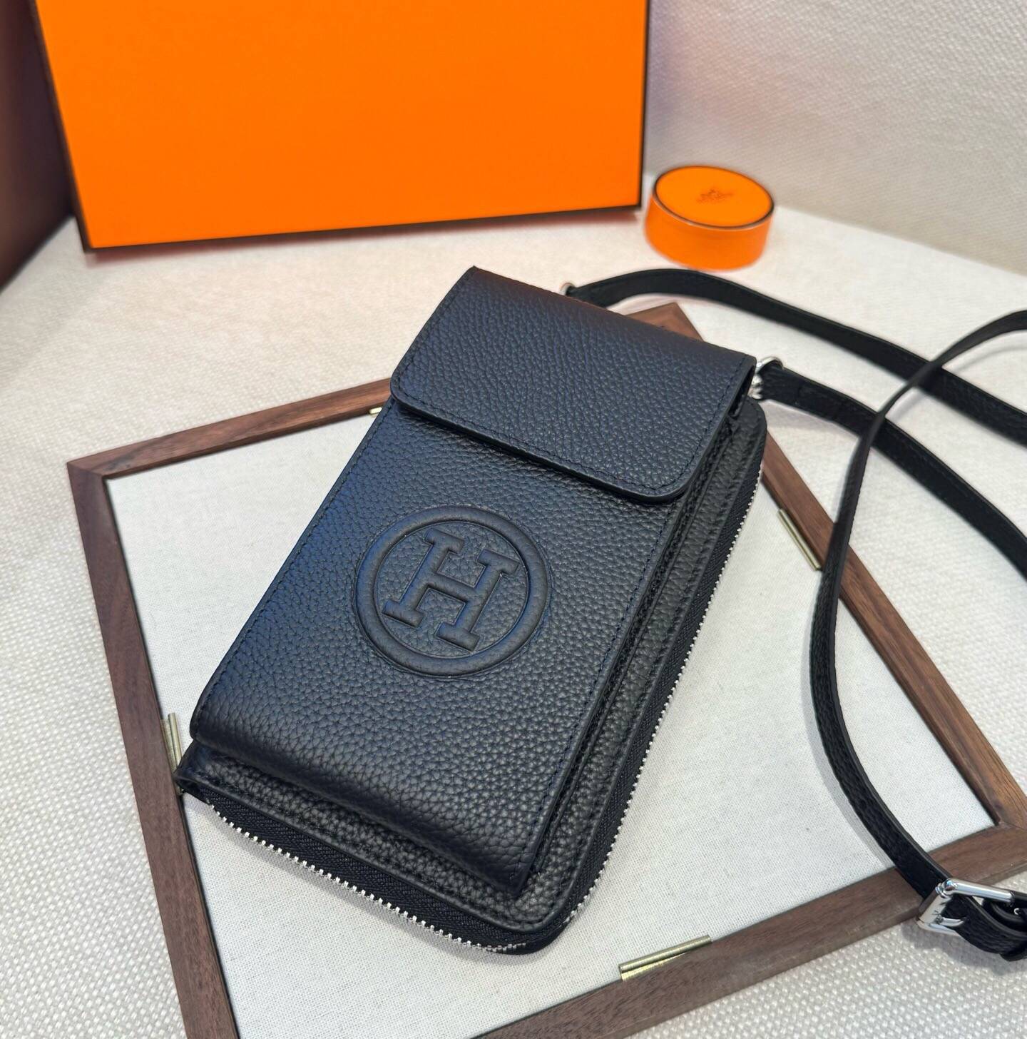 HERMES 愛馬仕 iPhoneケース スマホケース iPhone 18シリーズ対応 レディース カード収納 ショルダー付き ブラック - 画像 3