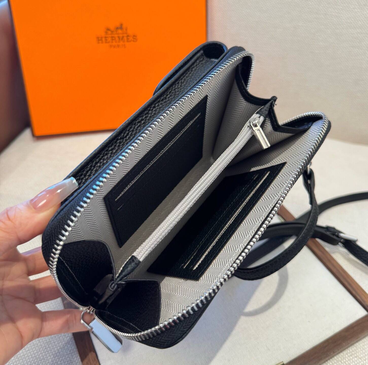 HERMES 愛馬仕 iPhoneケース スマホケース iPhone 18シリーズ対応 レディース カード収納 ショルダー付き ブラック - 画像 8