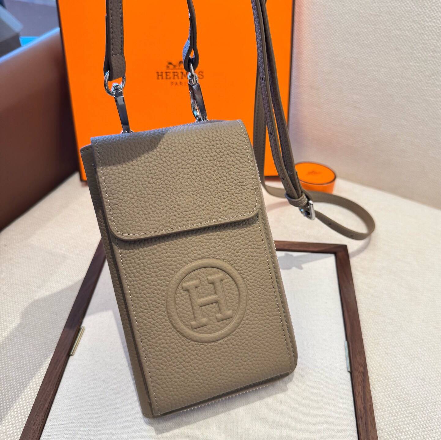 Hermes 愛馬仕 iPhoneケース スマホケース iPhone 18シリーズ対応 レディース ショルダー付き カード収納 - 画像 6