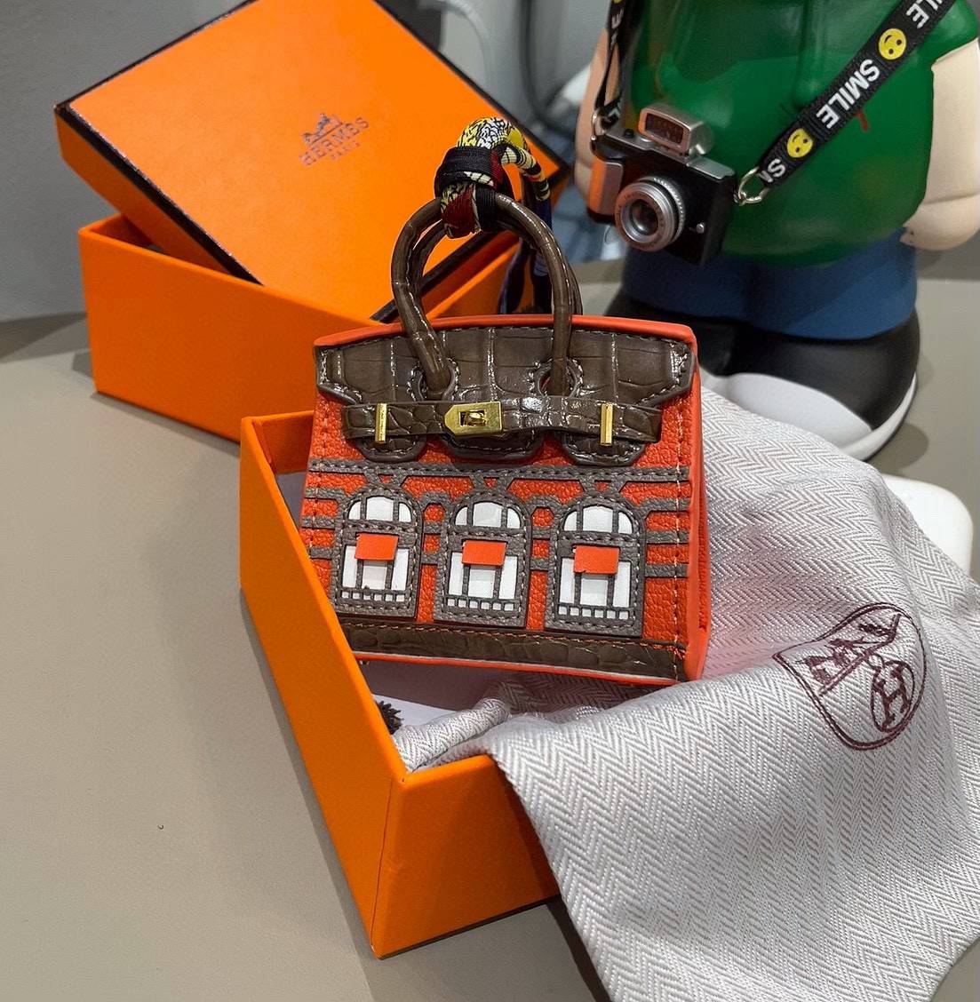 Hermes ヘルメス iPhone 18シリーズ対応 iPhoneケース スマホケース レディース ミニポーチ ブルゾン ロゴ入り - 画像 2