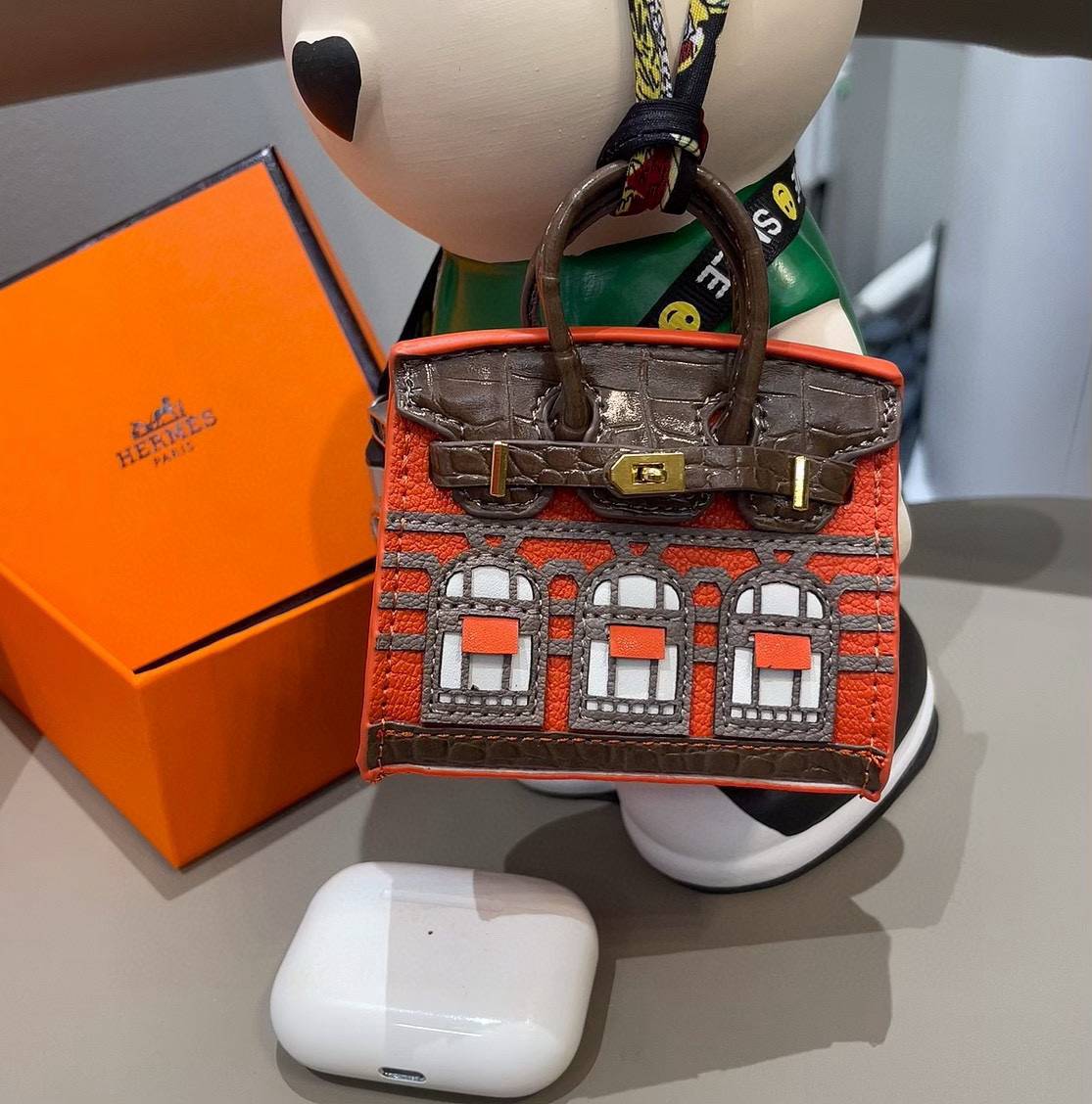 Hermes ヘルメス iPhone 18シリーズ対応 iPhoneケース スマホケース レディース ミニポーチ ブルゾン ロゴ入り - 画像 5