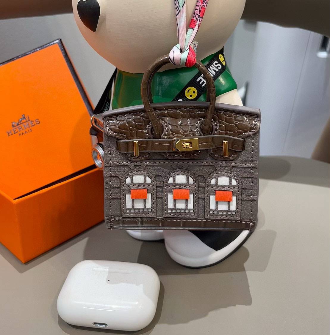 HERMES ランプル ミニ铂金包挂件 iPhone 18シリーズ対応 iPhoneケース スマホケース レディース ロゴ入り ブラウン - 画像 2