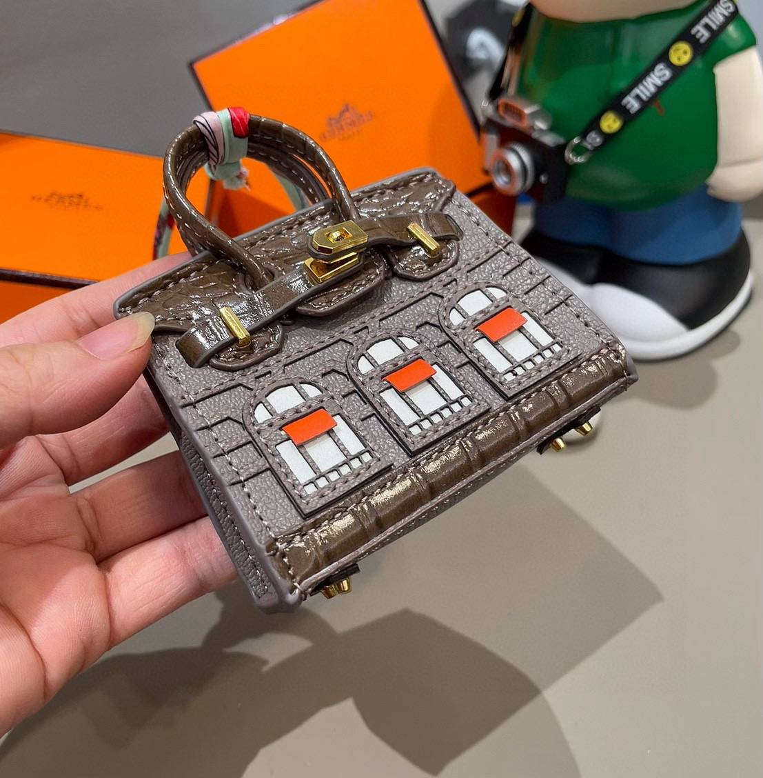 HERMES ランプル ミニ铂金包挂件 iPhone 18シリーズ対応 iPhoneケース スマホケース レディース ロゴ入り ブラウン - 画像 5