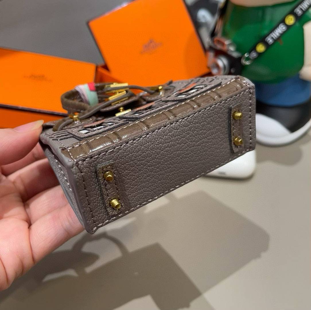HERMES ランプル ミニ铂金包挂件 iPhone 18シリーズ対応 iPhoneケース スマホケース レディース ロゴ入り ブラウン - 画像 6