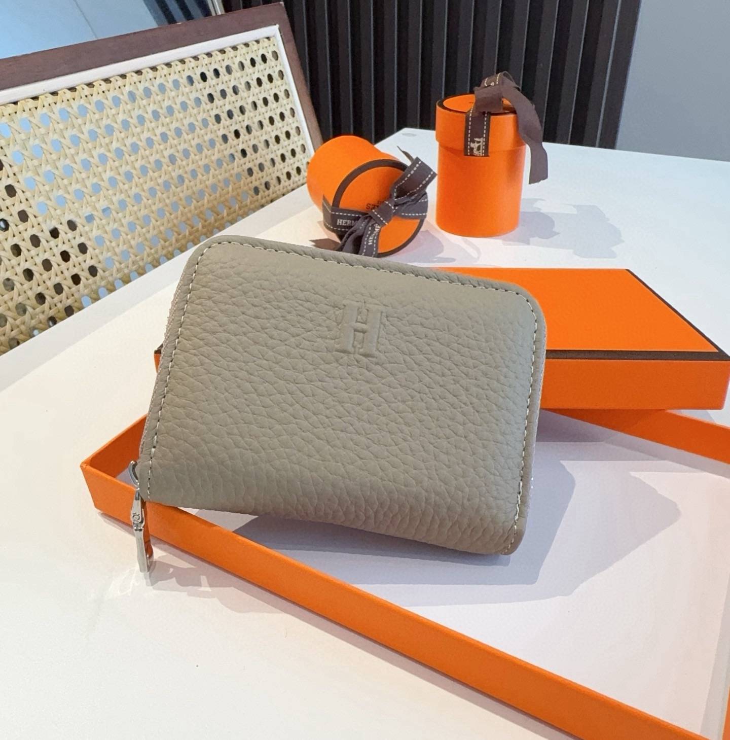 Hermes 愛馬仕 iPhone 18シリーズ対応 iPhoneケース スマホケース レディース ロゴ入り カード収納付き グレー - 画像 5