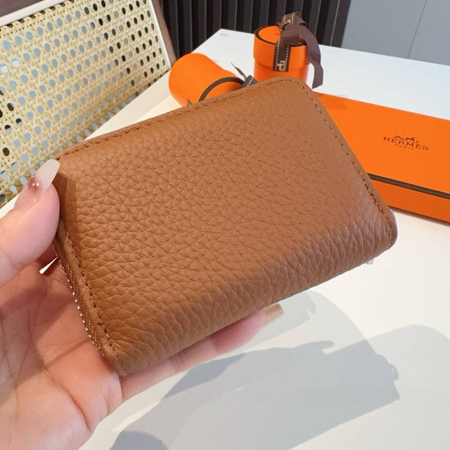 HERMES 愛馬仕 iPhone 18シリーズ対応 iPhoneケース スマホケース レディース ロゴ入り カード収納付き - 画像 3