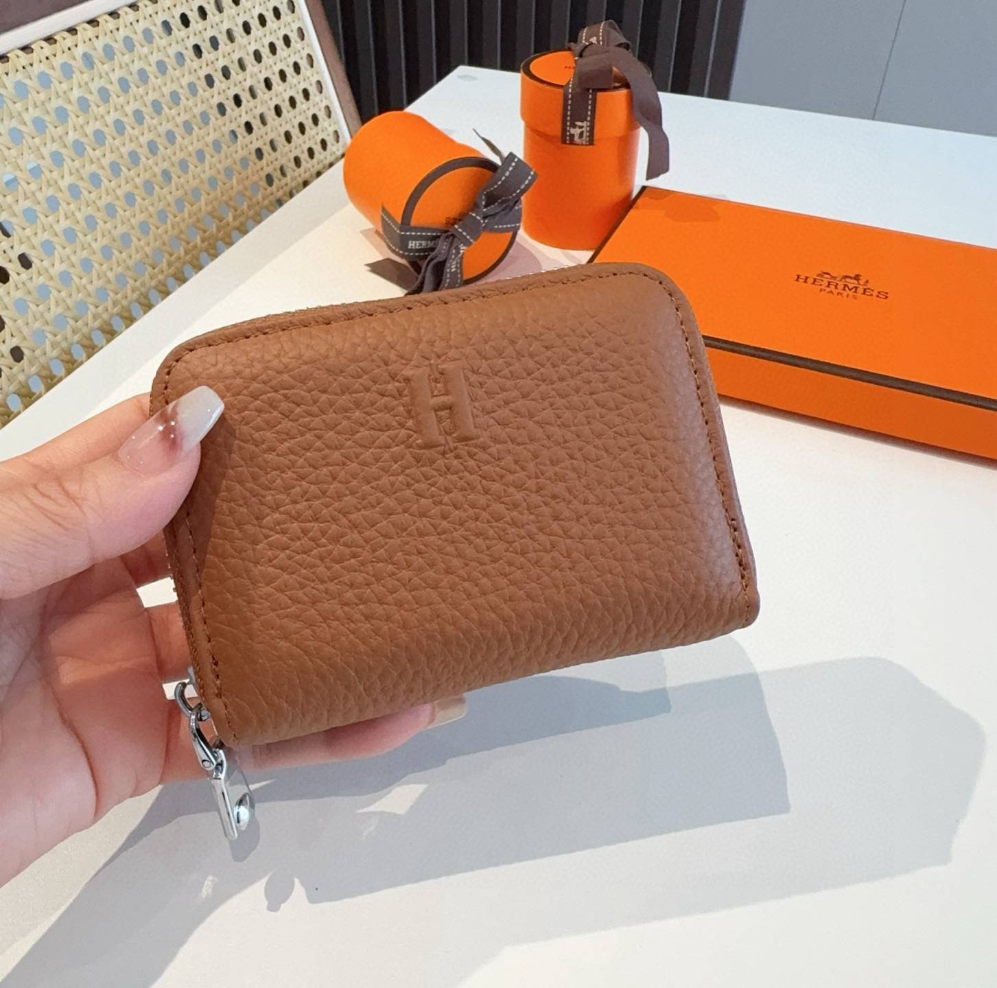 HERMES 愛馬仕 iPhone 18シリーズ対応 iPhoneケース スマホケース レディース ロゴ入り カード収納付き - 画像 4