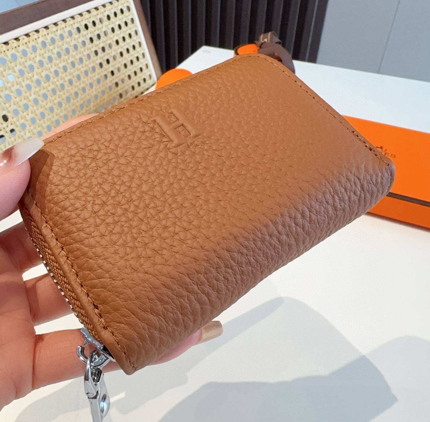 HERMES 愛馬仕 iPhone 18シリーズ対応 iPhoneケース スマホケース レディース ロゴ入り カード収納付き - 画像 6
