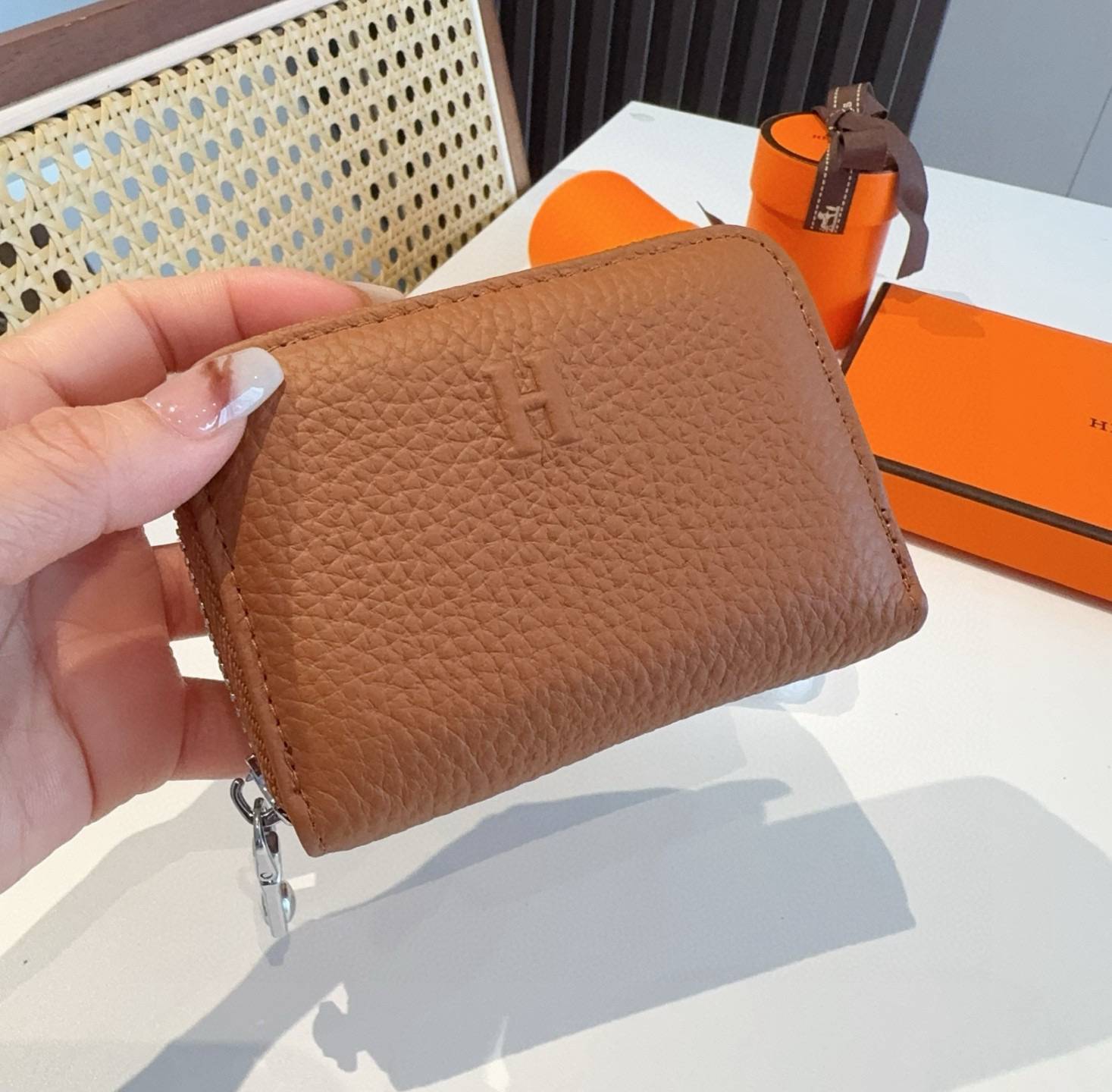 HERMES 愛馬仕 iPhone 18シリーズ対応 iPhoneケース スマホケース レディース ロゴ入り カード収納付き - 画像 8