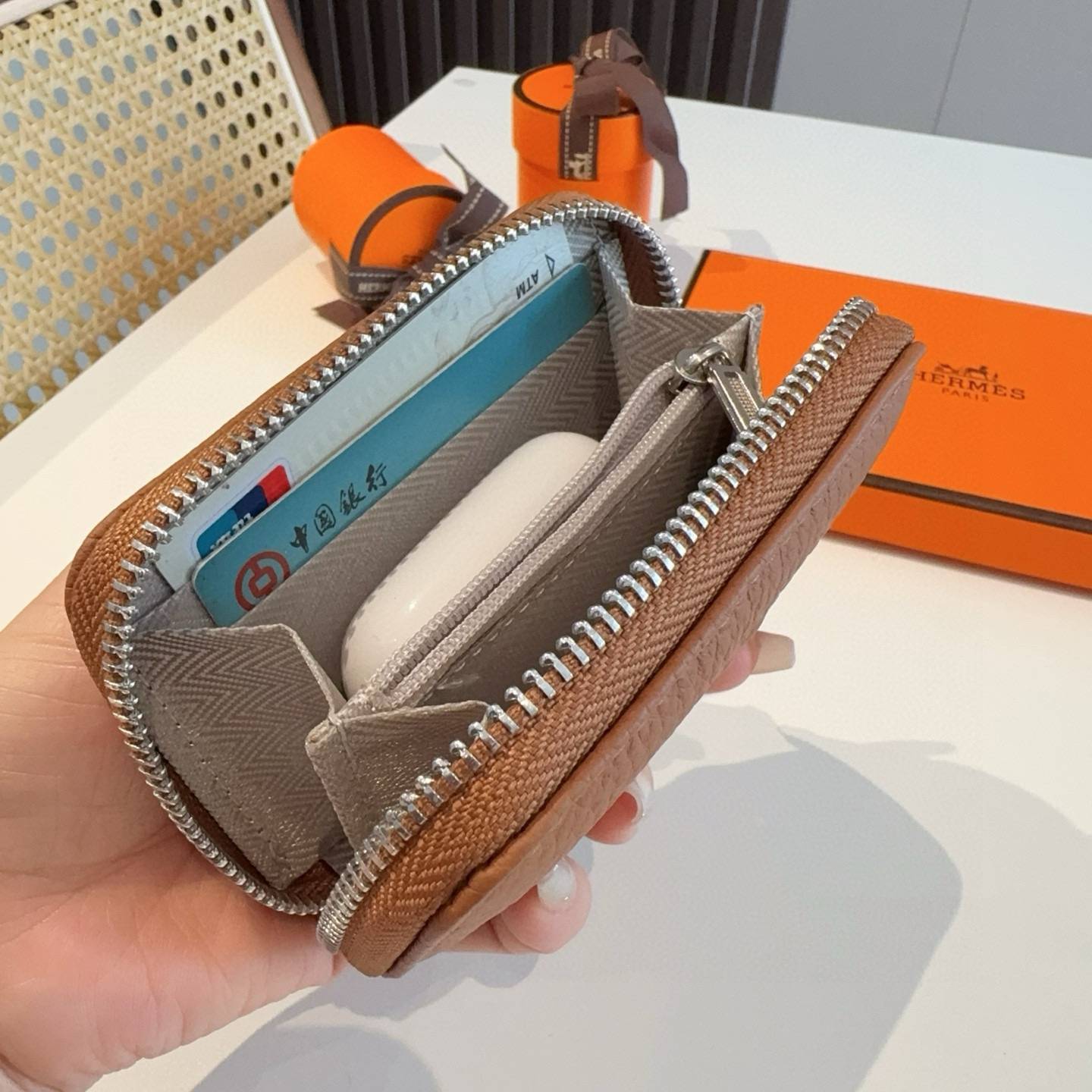 HERMES 愛馬仕 iPhone 18シリーズ対応 iPhoneケース スマホケース レディース ロゴ入り カード収納付き - 画像 9