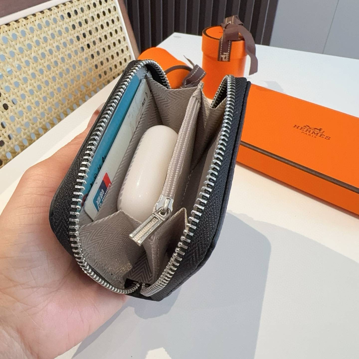 Hermes アイフォンケース スマホケース iPhone 18シリーズ対応 レディース ロゴ入り カード収納付き - 画像 3