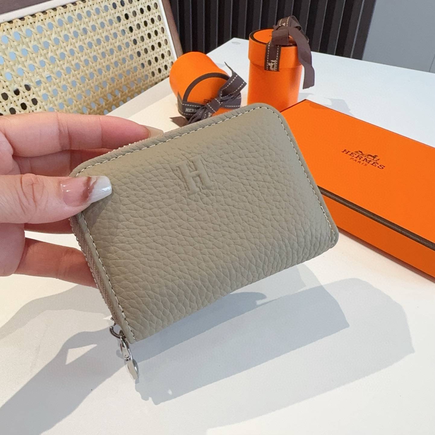 Hermes アイフォンケース スマホケース iPhone 18シリーズ対応 レディース ロゴ入り カード収納付き ベージュ - 画像 3