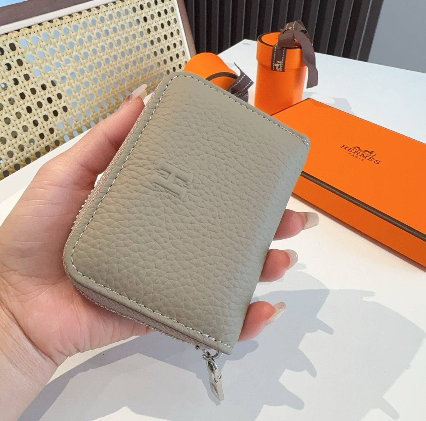 Hermes アイフォンケース スマホケース iPhone 18シリーズ対応 レディース ロゴ入り カード収納付き ベージュ - 画像 4