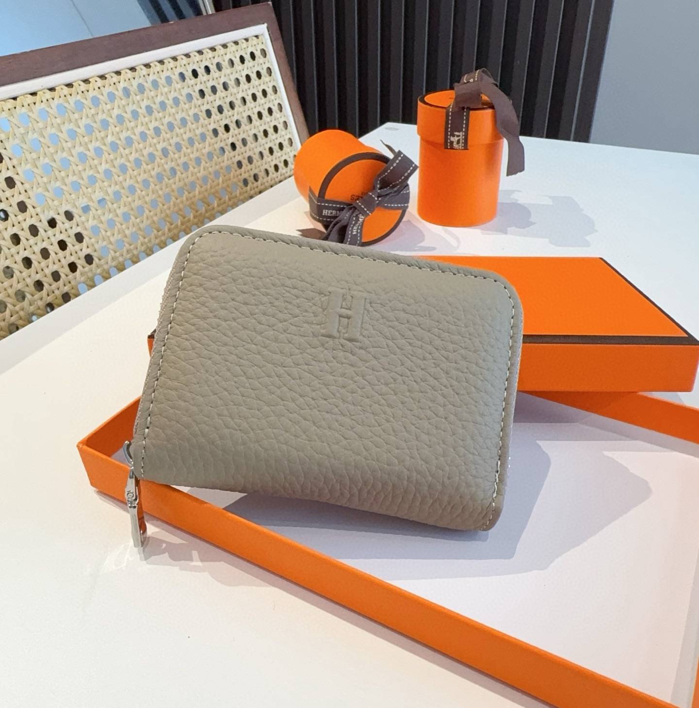 Hermes アイフォンケース スマホケース iPhone 18シリーズ対応 レディース ロゴ入り カード収納付き ベージュ - 画像 5