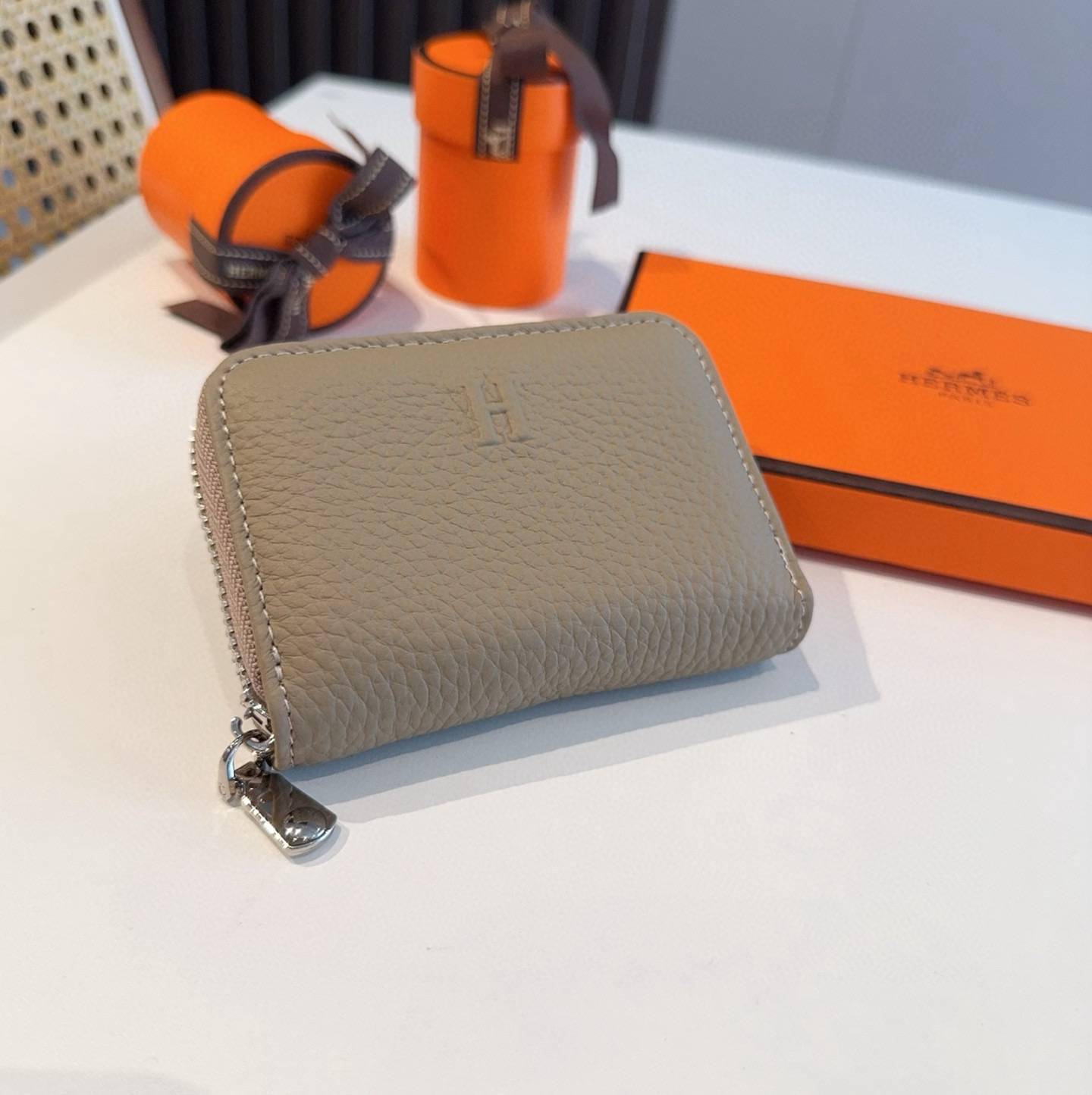 Hermes アイフォンケース スマホケース iPhone 18シリーズ対応 レディース ロゴ入り カード収納付き ベージュ - 画像 6