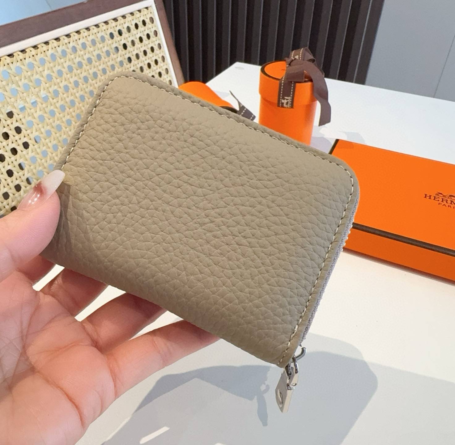 Hermes アイフォンケース スマホケース iPhone 18シリーズ対応 レディース ロゴ入り カード収納付き ベージュ - 画像 7
