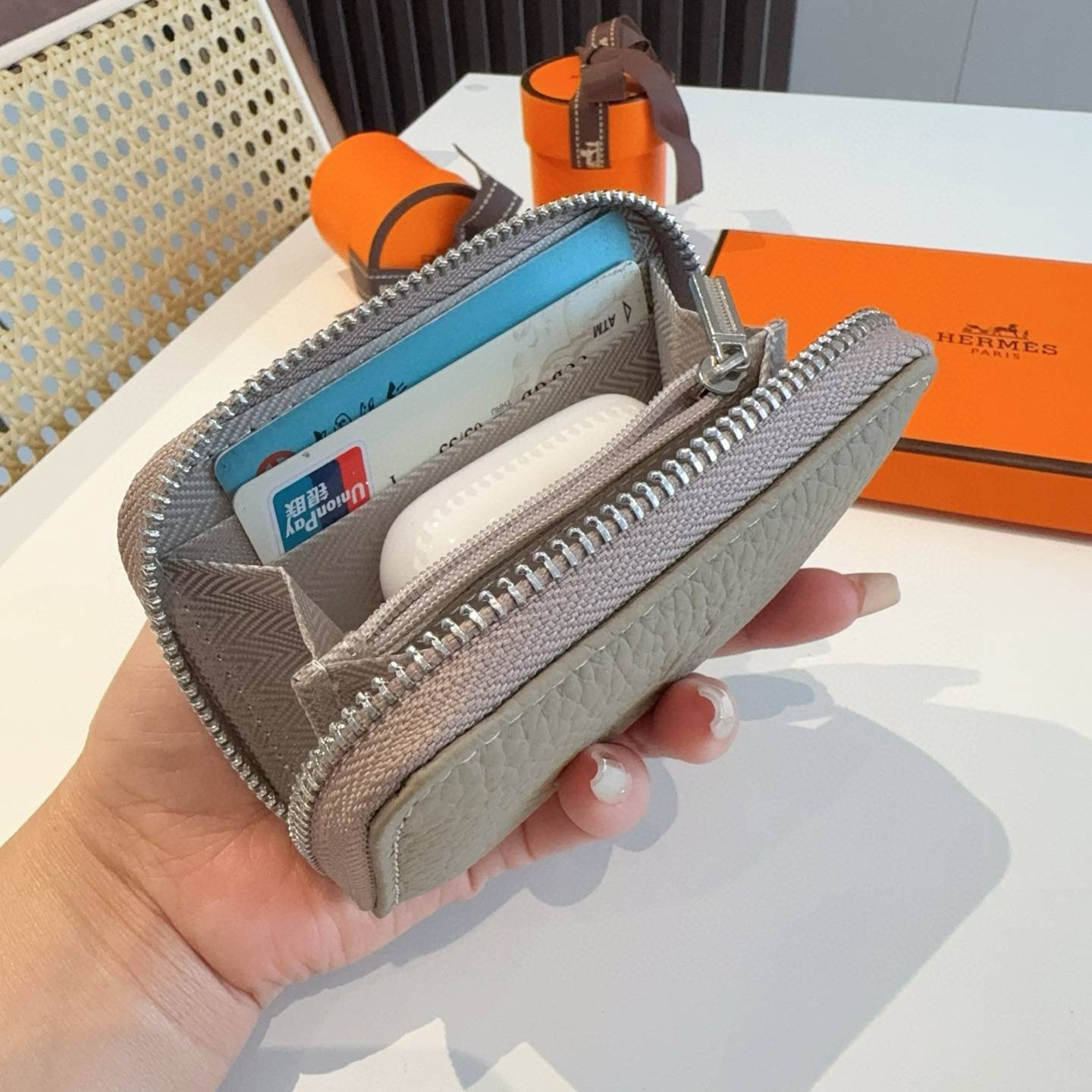 Hermes アイフォンケース スマホケース iPhone 18シリーズ対応 レディース ロゴ入り カード収納付き ベージュ - 画像 8