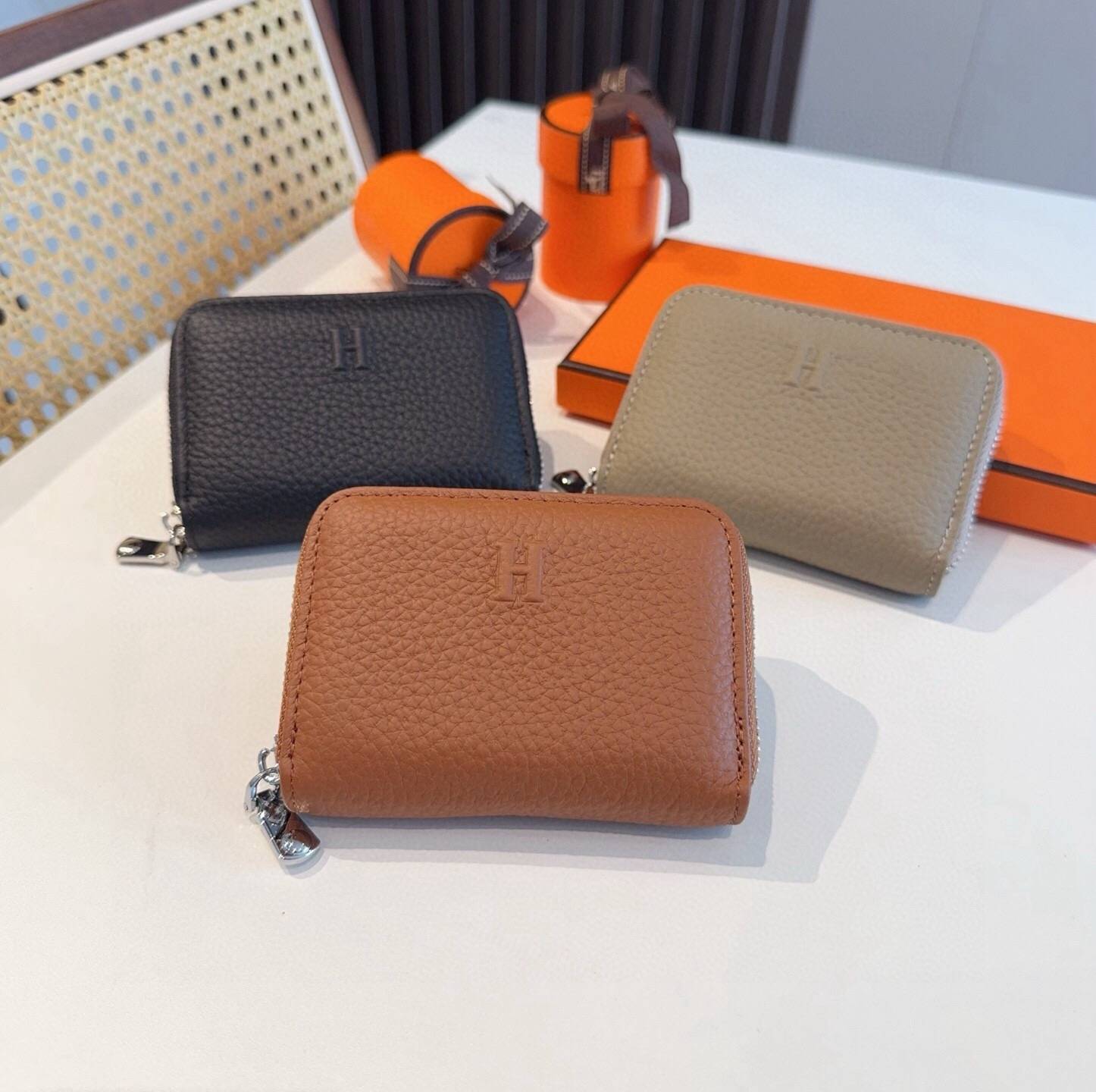 HERMES 愛馬仕 iPhone 18シリーズ対応 iPhoneケース スマホケース レディース ロゴ入り カード収納付き ブラック - 画像 5