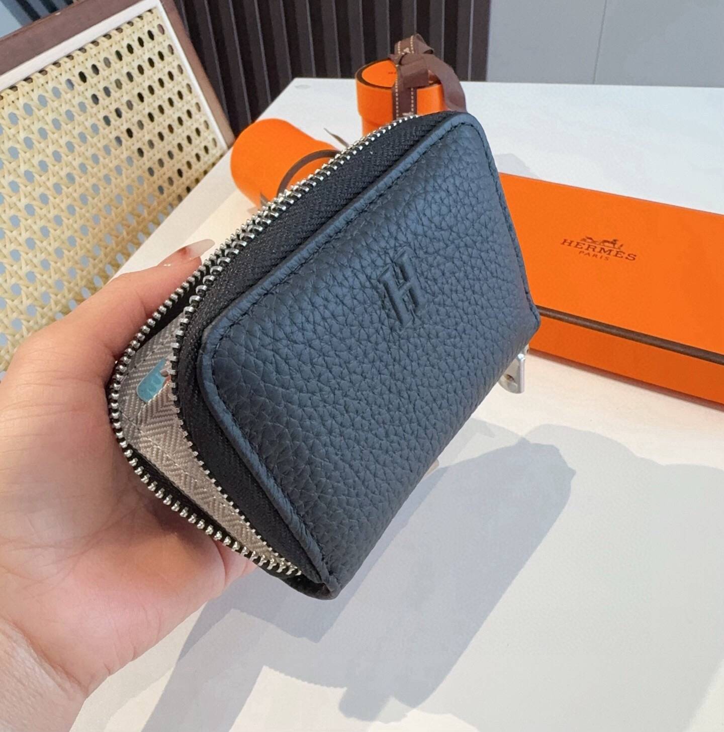 HERMES 愛馬仕 iPhone 18シリーズ対応 iPhoneケース スマホケース レディース ロゴ入り カード収納付き ブラック - 画像 8